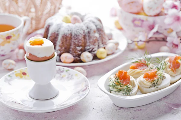 Великодній сніданок. Торт та яйця з лососем — стокове фото