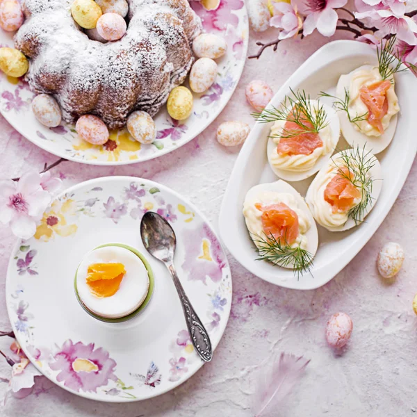 Velikonoční snídaně. Dort a vejce s lososem — Stock fotografie