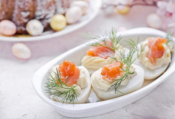 Sarapan Paskah. Kue dan telur dengan salmon — Stok Foto