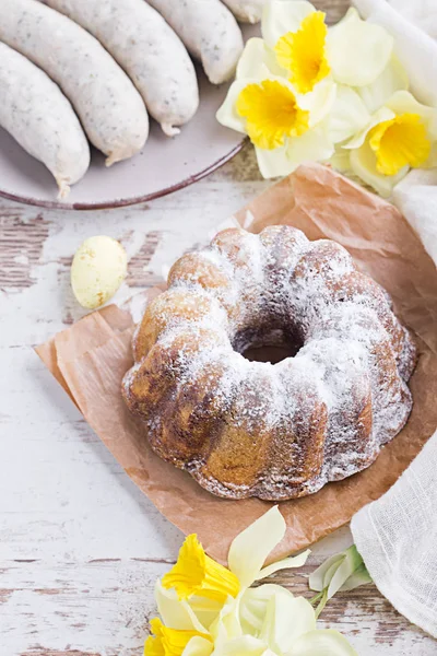 Easter cake and daffodil — Stock Photo, Image