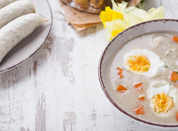 Paskalya kahvaltı. Yumurta ve sosis ile ekşi çavdar çorbası — Stok fotoğraf