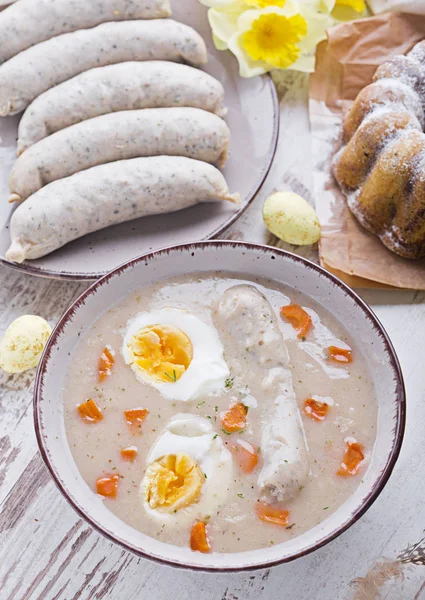 Osterfrühstück. saure Roggensuppe mit Eiern und Wurst — Stockfoto