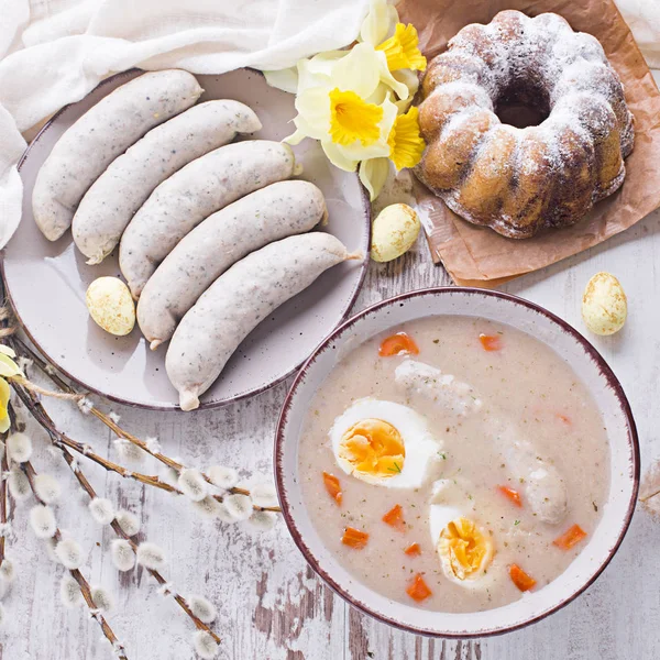 Café da manhã. Sopa de centeio azedo com ovos e salsicha — Fotografia de Stock