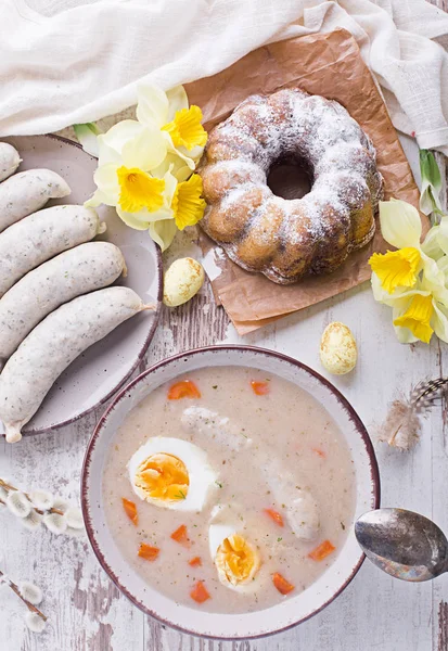 Osterfrühstück. saure Roggensuppe mit Eiern und Wurst — Stockfoto