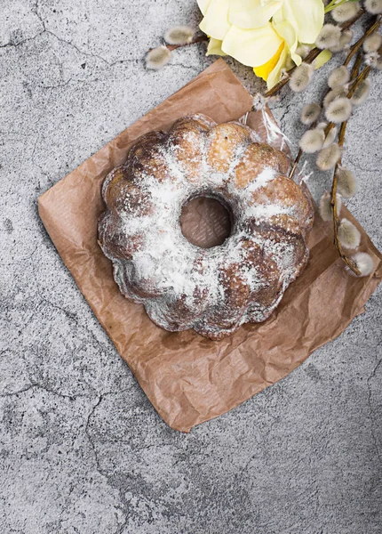 Bolo de Páscoa e narciso — Fotografia de Stock