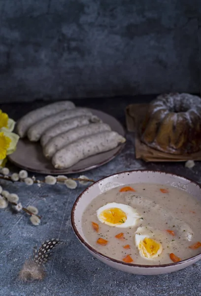Desayuno de Pascua. Sopa de centeno agria con huevos y salchichas —  Fotos de Stock