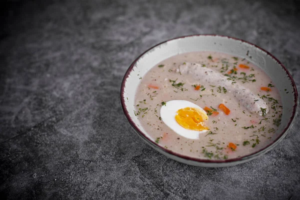 Desayuno de Pascua. Sopa de centeno agria con huevos y salchichas — Foto de Stock