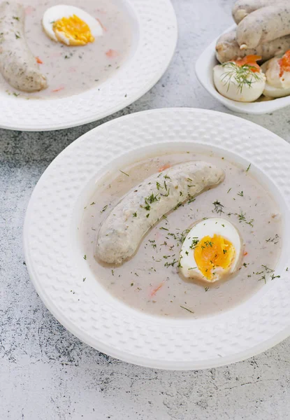 Пасхальный завтрак. Кислый ржаной суп с яйцами и колбасой — стоковое фото