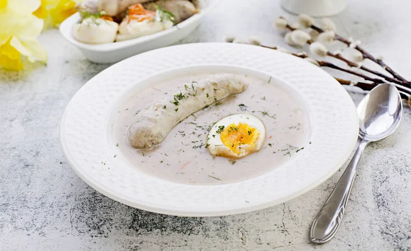 Colazione pasquale. Zuppa di segale acida con uova e salsiccia — Foto Stock