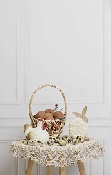 Antecedentes. Ovos de Páscoa e flores — Fotografia de Stock