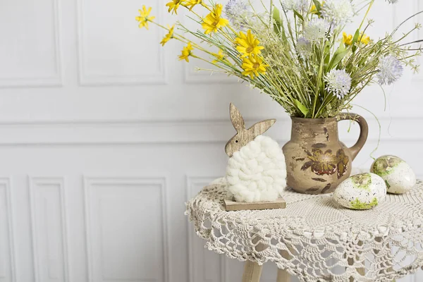 Fondo de Pascua. Huevos y flores de Pascua —  Fotos de Stock