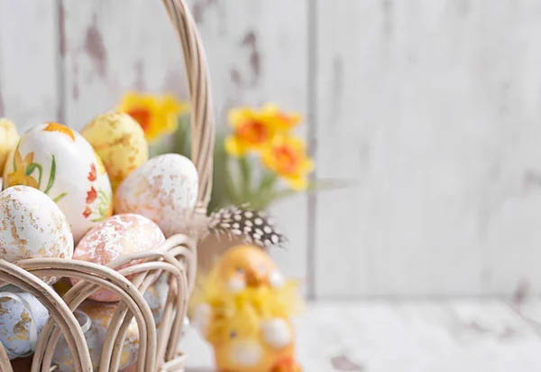 Fondo de Pascua. Huevos y flores de Pascua — Foto de Stock