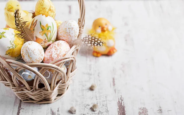 复活节背景。复活节彩蛋和鲜花 — 图库照片