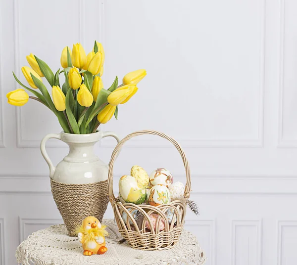 Paskalya geçmişi. Paskalya yumurtası ve çiçekleri — Stok fotoğraf