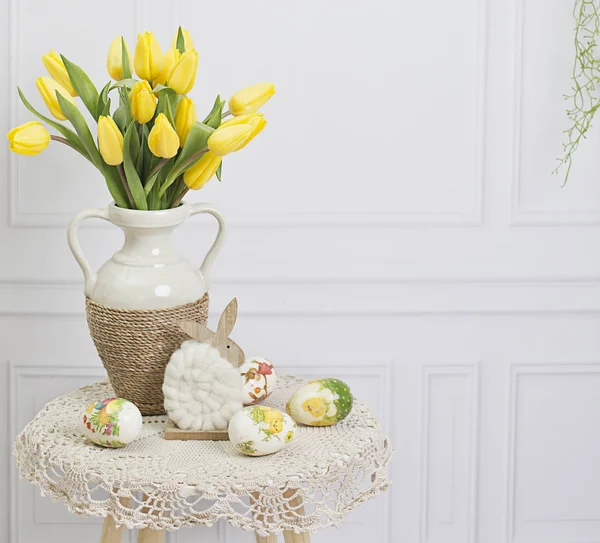 Пасхальный фон. Пасхальные яйца и цветы — стоковое фото