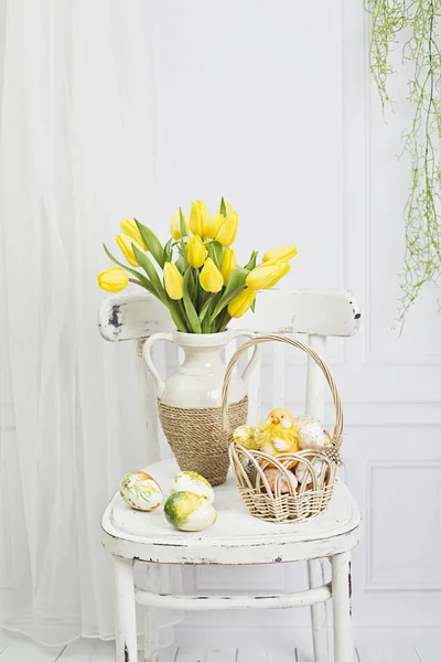 Sfondo pasquale. Uova di Pasqua e fiori — Foto Stock