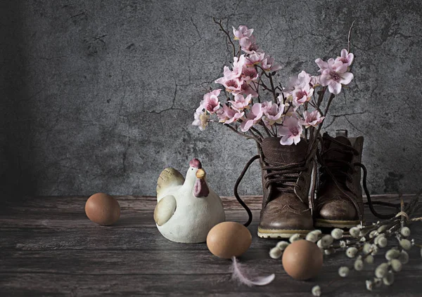 Sfondo pasquale. Uova di Pasqua e fiori — Foto Stock
