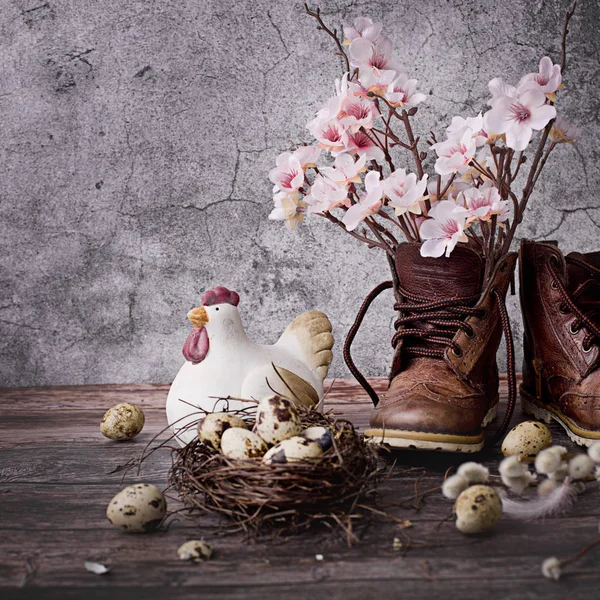复活节背景。复活节彩蛋和鲜花 — 图库照片