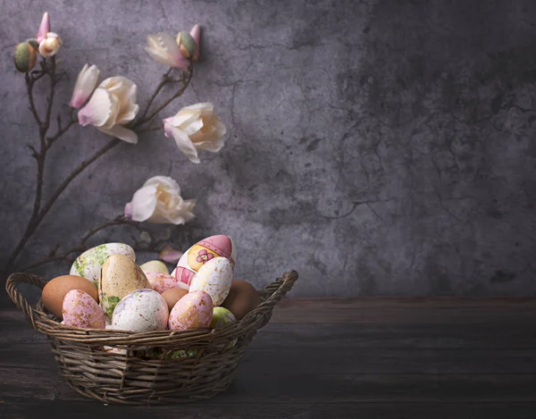 Sfondo pasquale. Uova di Pasqua e fiori — Foto Stock