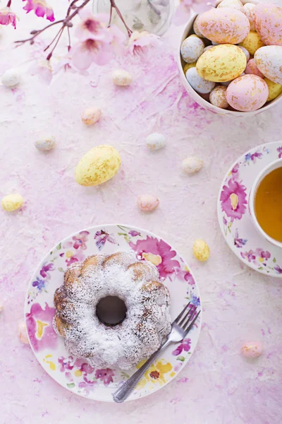 Easter cake and easter eggs — Stock Photo, Image