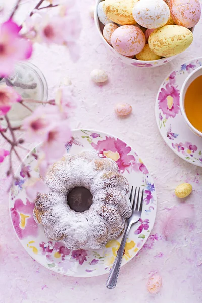 Bolo de Páscoa e ovos de Páscoa — Fotografia de Stock