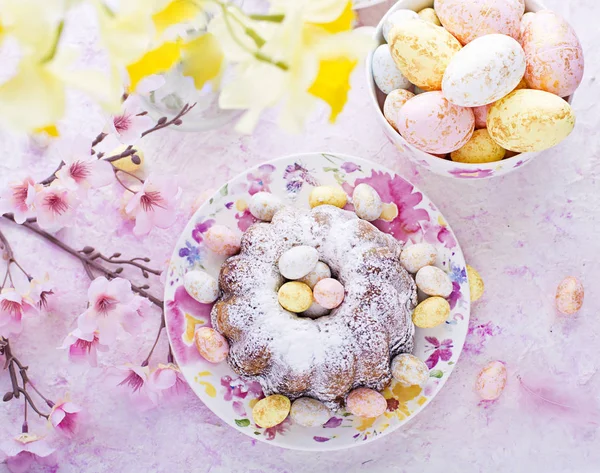 Easter cake and easter eggs — Stock Photo, Image