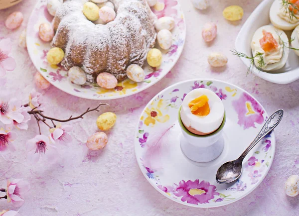 부활절 아침 식사입니다. 케이크와 연어와 계란 — 스톡 사진
