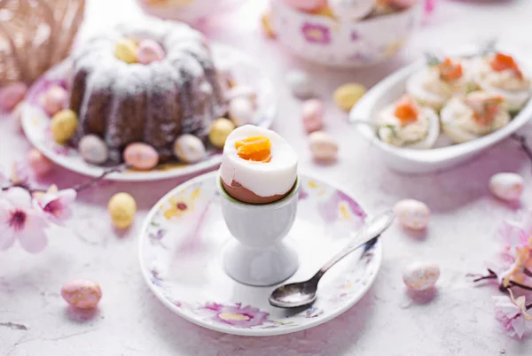 Desayuno de Pascua.Pastel y huevos con salmón —  Fotos de Stock
