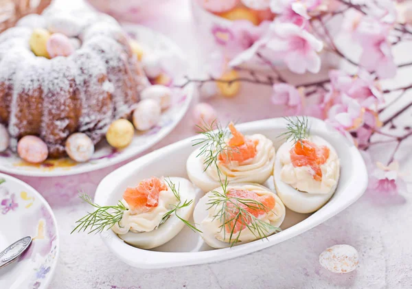 Velikonoční snídaně. Dort a vejce s lososem — Stock fotografie
