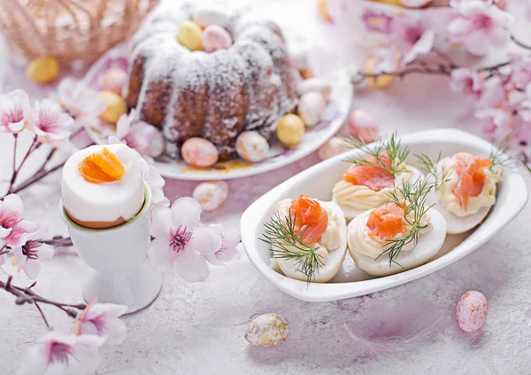 Desayuno de Pascua.Pastel y huevos con salmón — Foto de Stock