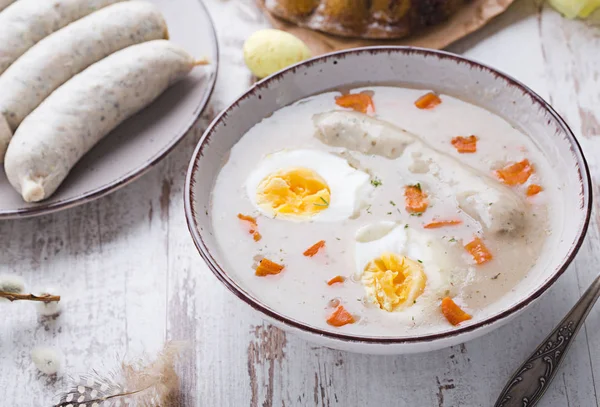 Paskalya kahvaltı. Yumurta ve sosis ile ekşi çavdar çorbası — Stok fotoğraf