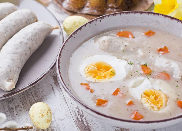 Påsk frukost. Sura råg soppa med ägg och korv — Stockfoto