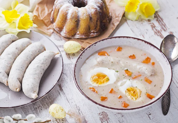 Café da manhã. Sopa de centeio azedo com ovos e salsicha — Fotografia de Stock