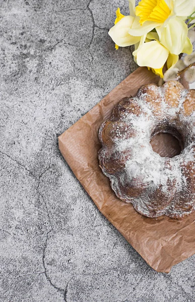 Pastel de Pascua y narciso —  Fotos de Stock