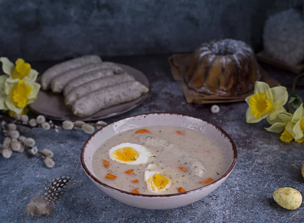 Café da manhã. Sopa de centeio azedo com ovos e salsicha — Fotografia de Stock