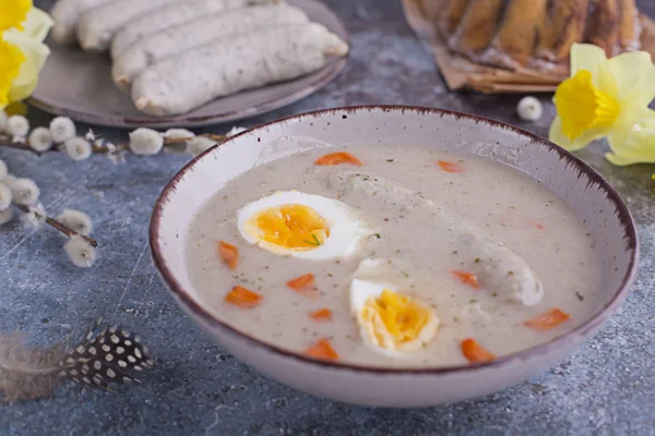 Desayuno de Pascua. Sopa de centeno agria con huevos y salchichas — Foto de Stock