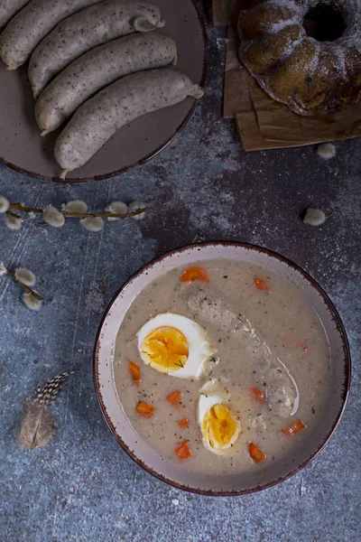 Desayuno de Pascua. Sopa de centeno agria con huevos y salchichas —  Fotos de Stock