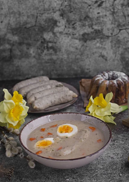 Café da manhã. Sopa de centeio azedo com ovos e salsicha — Fotografia de Stock