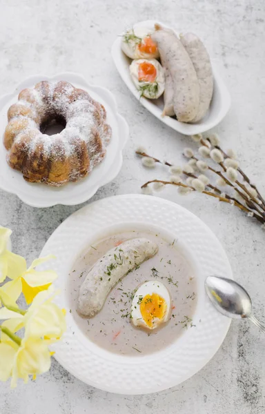 Sarapan Paskah. Sour rye sup dengan telur dan sosis — Stok Foto