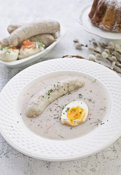 Påsk frukost. Sura råg soppa med ägg och korv — Stockfoto
