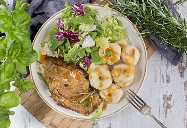 Kavrulmuş domuz eti, erişte ve salata — Stok fotoğraf