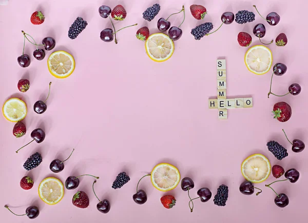 Vista superior de marco redondo hecho de frutas de verano —  Fotos de Stock