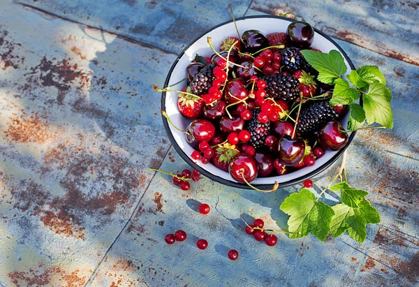 Fresh berries in a bowl. summer time — Stock Photo, Image