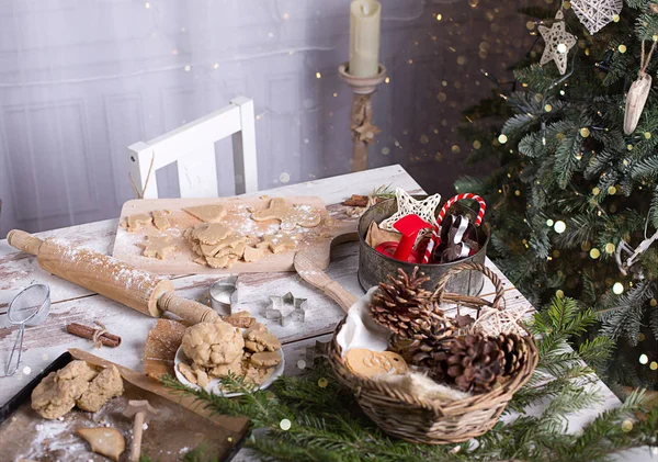 Weihnachtsbäckerei auf dem Tisch — Stockfoto