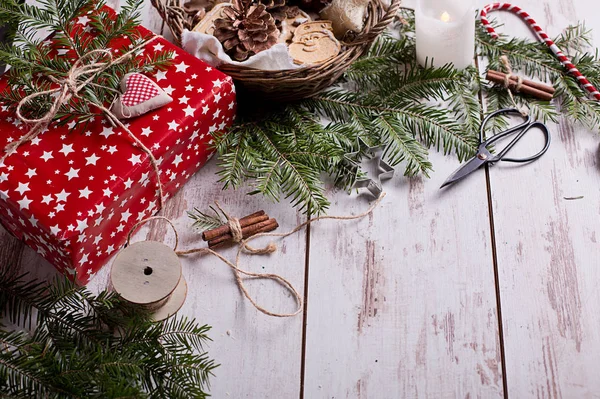 Presentes de Natal com decoração artesanal — Fotografia de Stock