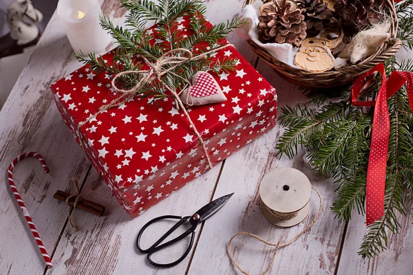 Рождественские подарки с ручной отделкой — стоковое фото
