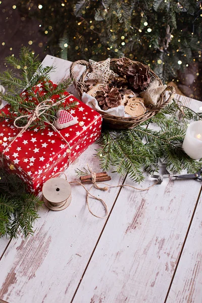 Kerstcadeautjes met handgemaakte decoratie — Stockfoto