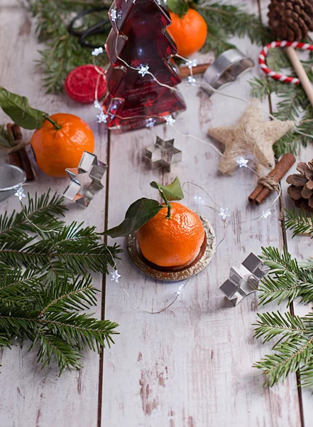 Dekorację świąteczną z mandarynek, ciasteczka, owoce i przyprawy — Zdjęcie stockowe