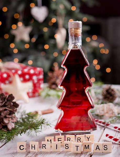 Rotwein in einer weihnachtsbaumförmigen Flasche — Stockfoto