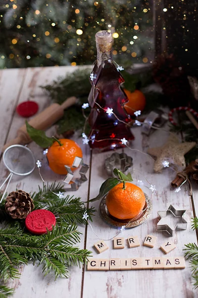 Weihnachtsdekoration mit Mandarinen, Plätzchen, Beeren und Gewürzen — Stockfoto